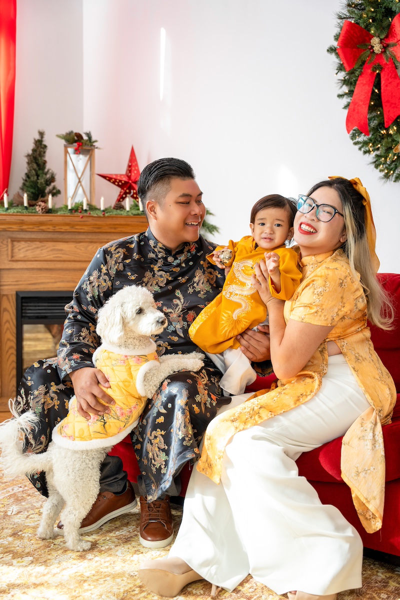 Family Christmas photoshoot in red corner